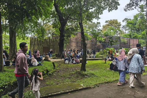 Sejumlah pengunjung berwisata di Bandung Zoo, Bandung, Jawa Barat, Sabtu (3/1/2026). Foto: Linda Lestari/kumparan