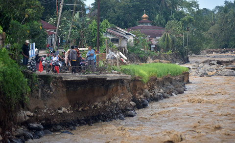 Warga berada di ujung jalan yang putus akibat banjir bandang susulan di Kapalo Koto, Pauh, Padang, Sumatera Barat, Sabtu (3/1/2026). Foto: ANTARA FOTO/Iggoy el Fitra