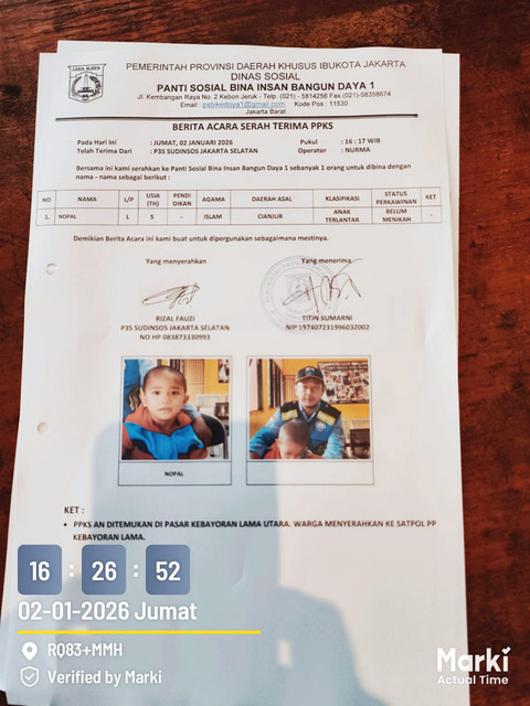 Penyerahan Anak terlantar asal Cianjur oleh Tim Reaksi Cepat (TRC) Pelayanan, Pengawasan, dan Pengendalian Sosial Suku Dinas Sosial Kota Administrasi Jakarta Selatan, Jumat (2/1/2026). Foto: Satpol PP Kebayoran Lama Utara