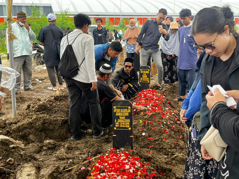 Sejumlah warga mengunjungi makam tiga anggota keluarga yang tewas di TPU Rorotan, Jakarta Utara, Sabtu (3/1/2026). Foto: Rayyan/Kumparan