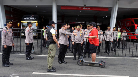 Polisi menyiapkan pengamanan laga Persija vs Persijap Jepara di Stadion Gelora Bung Karno, Jakarta, Sabtu (3/1/2026). Foto: Dok. Humas Polres Metro Jakarta Pusat