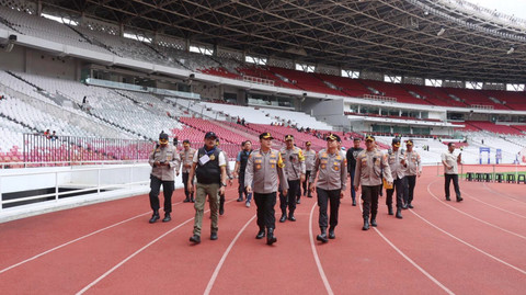 Polisi menyiapkan pengamanan laga Persija vs Persijap Jepara di Stadion Gelora Bung Karno, Jakarta, Sabtu (3/1/2026). Foto: Dok. Humas Polres Metro Jakarta Pusat