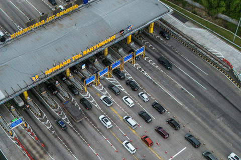 Foto udara sejumlah kendaraan menuju arah Jakarta memasuki Gerbang Tol Banyumanik di Semarang, Jawa Tengah, Sabtu (3/1/2026). Foto: ANTARA FOTO/Aprillio Akbar