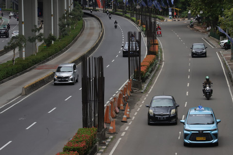 Penampakan tiang monorel yang mangkrak di Jalan H.R. Rasuna Said, Kuningan, Jakarta, Sabtu (3/1/2026). Foto: Jamal Ramadhan/kumparan