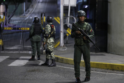 Tentara menjaga area sekitar Istana Kepresidenan Miraflores setelah ledakan dan pesawat terbang rendah saat serangan udara yang diduga dari Amerika Serikat di Caracas, Venezuela, Sabtu (3/1/2026). Foto: Cristian Hernandez/AP Photo