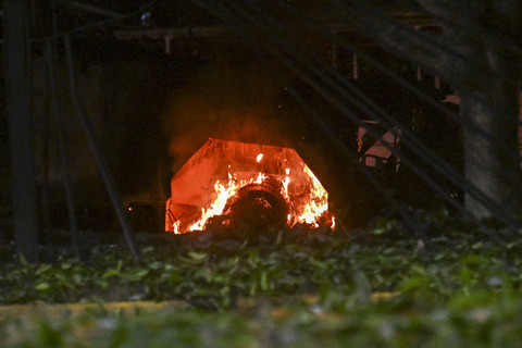 Kebakaran setelah ledakan dan pesawat terbang rendah saat serangan udara yang diduga dari Amerika Serikat di kompleks militer terbesar Fuerte Tiuna, Caracas, Venezuela, Sabtu (3/1/2026). Foto: Luis James/AFP