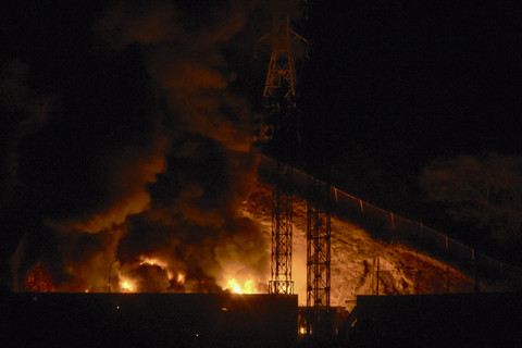Kebakaran setelah ledakan dan pesawat terbang rendah saat serangan udara yang diduga dari Amerika Serikat di kompleks militer terbesar Fuerte Tiuna, Caracas, Venezuela, Sabtu (3/1/2026). Foto: Luis James/AFP