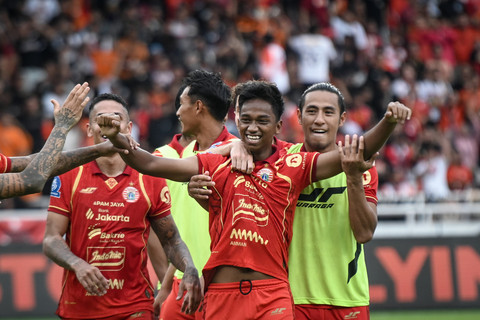 Pesepak bola Persija Jakarta Aditya Warman (tengah) berselebrasi usai mencetak gol ke gawang Persijap Jepara pada pertandingan BRI Super League di Stadion Utama Gelora Bung Karno (SUGBK), Jakarta, Sabtu (3/1/2026). Foto: Sulthony Hasanuddin/ANTARA FOTO 