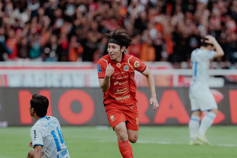 Pesepak bola Persija Jakarta Arlyansyah Abdulmanan berselebrasi usai mencetak gol ke gawang Persijap Jepara pada pertandingan BRI Super League di Stadion Utama Gelora Bung Karno (SUGBK), Jakarta, Sabtu (3/1/2026). Foto: Instagram/ @persija