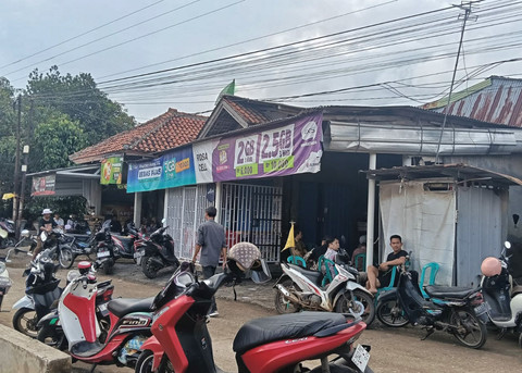Suasana rumah duka Alm. Tarsitem yang merupakan Kuwu atau Kepala Desa terpilih yang meninggal dunia sebelum dilantik, Jumat (2/1/2025) Foto: kumparan
