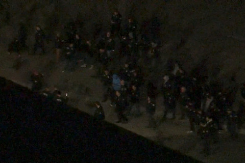 Presiden Venezuela tiba di New York, usai ditangkap pasukan elite AS. Ia dikawal oleh para agen FBI. Foto: WABC via Reuters