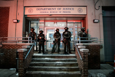 Sejumlah personel keamanan dari Departemen Keadilan Federal AS berjaga di depan Metropolitan Detention Center Brooklyn (MDC Brooklyn), tempat Maduro akan ditahan. Foto: Eduardo Munoz/REUTERS