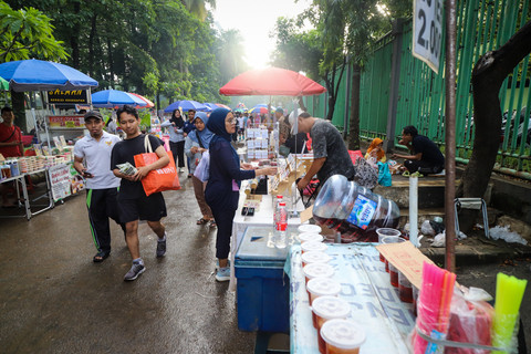 Sejumlah pedagang kaki lima berjualan di area Wisata Kuliner Car Free Day (CFD) Bekasi di kawasan Kayuringin, Kota Bekasi, Jawa Barat, Minggu (4/1/2026).  Foto: Iqbal Firdaus/kumparan