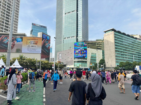 Sejumlah warga berjalan menikmati suasana Car Free Day (CFD) di kawasan Bundaran HI, Jakarta Pusat, Minggu (4/1/2026). Foto: Amira Nada/kumparan