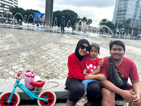 Vira dan keluarga menghabiskan akhir pekan di Car Free Day (CFD) Jakarta, Bundaran HI, Jakarta Pusat, Minggu (4/1/2026). Foto: Amira Nada/kumparan