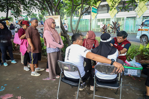 Petugas kesehatan UPTD Puskesmas Bantargebang menggelar pemeriksaan kesehatan gratis bagi warga yang mengikuti Car Free Day (CFD) di kawasan Kayuringin, Kota Bekasi, Jawa Barat, Minggu (4/1/2025). Foto: Iqbal Firdaus/kumparan