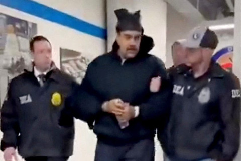 Presiden Venezuela Nicolas Maduro (tengah) digiring dalam tahanan menyusuri lorong di kantor Badan Penegakan Narkoba AS (DEA) di New York City, AS, Sabtu (3/1/2026). Foto: @RapidResponse47/HO via REUTERS