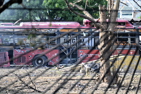 Bus yang hancur usai serangan Amerika Serikat di pangkalan udara militer La Carlota, Caracas, Venezuela, Sabtu (3/1/2026). Foto: Juan BARRETO / AFP