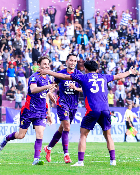 Selebrasi Jose Enrique, Ezra Walian, dan Wigi Pratama saat Persik Kediri bertanding dalam sebuah laga Super League 2025/26 di Stadion Brawijaya. Foto: Instagram @persikfcofficial