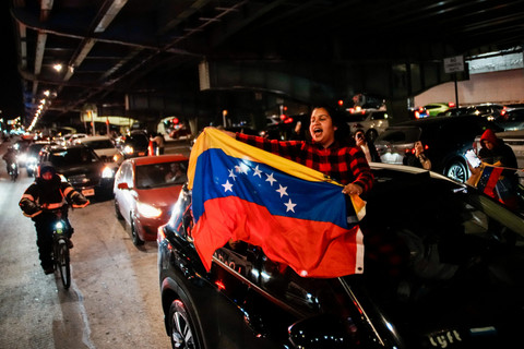 Warga Venezuela yang tinggal di Kolombia berkumpul untuk merayakan setalah AS Presiden menangkap Presiden Nicolas Maduro dan istrinya di di Kota New York, Amerika Serikat, Sabtu (3/1/2026). Foto: Eduardo Munoz/REUTERS
