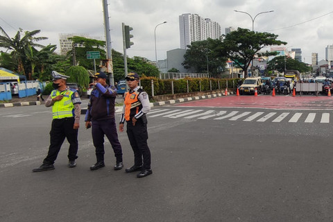 Tiga orang polisi memantau keadaan arus lalu lintas saat Car Free Day di Depok, Jawa Barat, Minggu (4/1/2026). Foto: kumparan