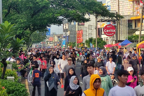Sejumlah warga memadati jalanan saat Car Free Day di Depok, Jawa Barat, Minggu (4/1/2026). Foto: kumparan