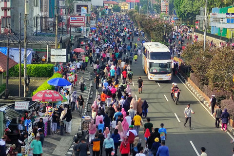 Sejumlah warga memadati jalanan saat Car Free Day di Depok, Jawa Barat, Minggu (4/1/2026). Foto: kumparan