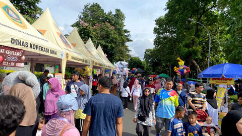 Sejumlah warga melewati beberapa tenant saat Car Free Day awal tahun 2026 di Bogor, Minggu, (4/1/2026). Foto: kumparan