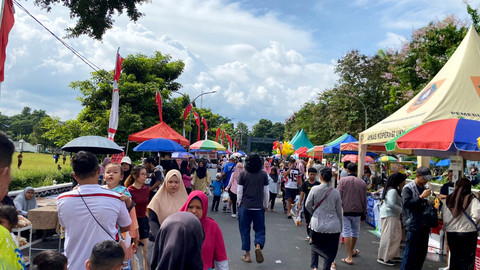 Sejumlah warga melewati beberapa tenant saat Car Free Day awal tahun 2026 di Bogor, Minggu, (4/1/2026). Foto: kumparan