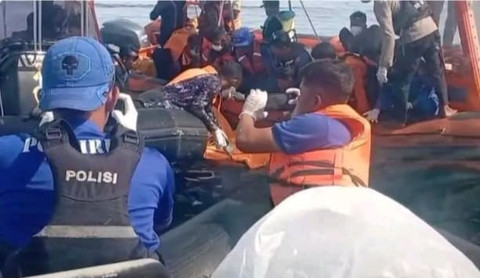 Pencarian korban tenggelamnya kapal wisata KM Putri Sakinah di perairan Selat Padar, Labuan Bajo, Nusa Tenggara Timur (NTT), Minggu (4/1/2026). dok Istimewa
