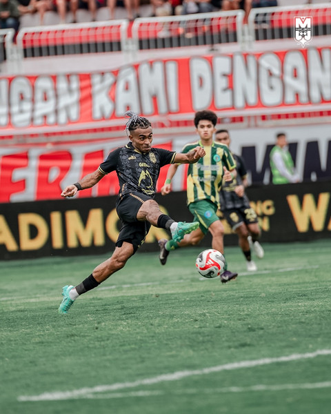 Malut United vs PSBS Biak dalam laga pekan ke-16 Super League 2025/26 di Stadion Gelora Kie Raha, Minggu (4/1). Foto: Instagram @malutunitedfc