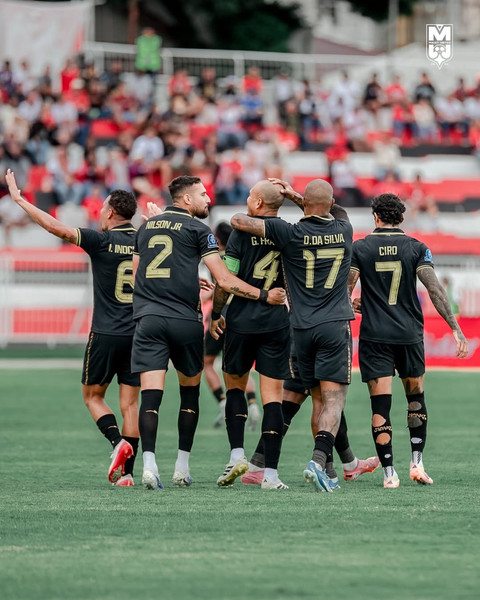 Malut United vs PSBS Biak dalam laga pekan ke-16 Super League 2025/26 di Stadion Gelora Kie Raha, Minggu (4/1). Foto: Instagram @malutunitedfc