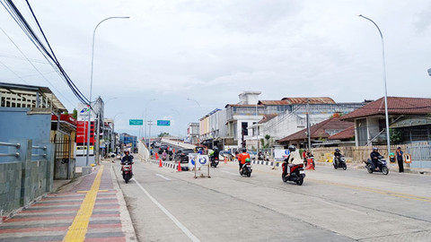Sejumlah pengendara sepeda motor melintasi flyover Nurtanio Bandung yang mulai beroperasi secara terbatas di Kota Bandung, Minggu (4/1/2026). Foto: Abisatya/kumparan