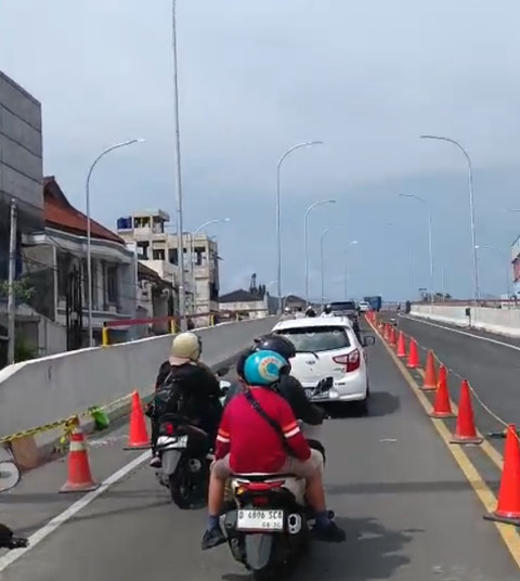 Sejumlah pengendara sepeda motor melintasi flyover Nurtanio Bandung yang mulai beroperasi secara terbatas di Kota Bandung, Minggu (4/1/2026). Foto: Abisatya/kumparan