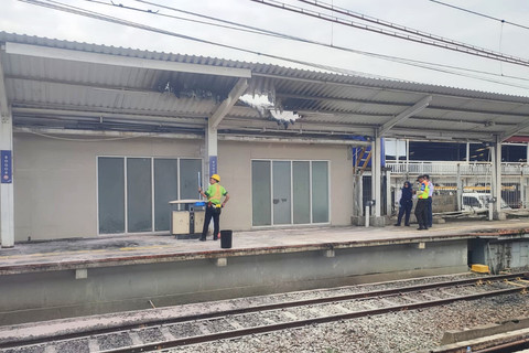 Kondisi atap kanopi Jalur VIII Stasiun Bogor usai terkena percikan api yang berasal dari kabel instalasi listrik, Minggu (4/1/2026). Foto: Dok. KAI Daop 1 Jakarta