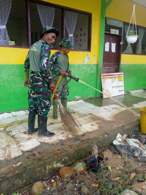 Pembersihan MIN 29 Desa Matang Raya, Kecamatan Baktiya Barat, Aceh Utara. Foto: Bakom RI