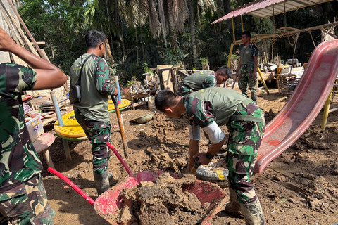 Pembersihan TK Al Fatih Aceh Tamiang oleh satgas gulbencal YTP 857. Foto: Bakom RI