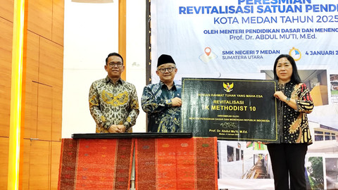 Menteri Pendidikan Dasar dan Menengah, Abdul Mu'ti (tengah) saat meresmikan revitalisasi satuan pendidikan di SMK Negeri 7 Medan, Minggu (4/1/2026). Foto: Amar Marpaung/kumparan