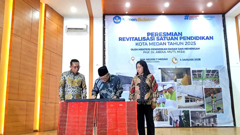Menteri Pendidikan Dasar dan Menengah, Abdul Mu'ti (tengah) saat meresmikan revitalisasi satuan pendidikan di SMK Negeri 7 Medan, Minggu (4/1/2026). Foto: Amar Marpaung/kumparan