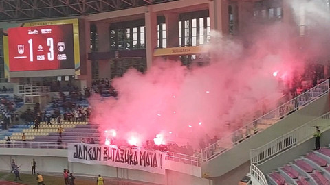 Suporter nyalakan flare di tengah laga Persis Solo melawan Persita Tangerang pada pertandingan Super League di Stadion Manahan, Solo, Minggu (4/1/2025). Foto: kumparan