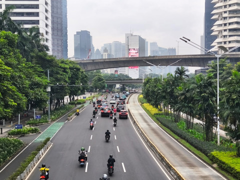 Suasanan arus lalu lintas di kawasan Sudirman, Jakarta, Senin (5/1/2026). Foto: Jeni Ritanti/kumparan