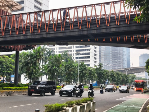Kondisi arus lalu lintas ramai lancar di kawasan Sudirman, Jakarta, Senin (5/1/2026). Foto: Jeni Ritanti/kumparan