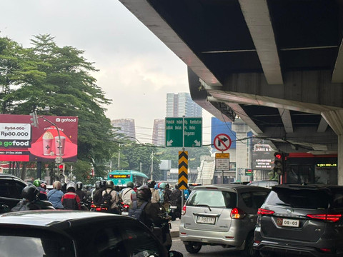 Kondisi arus lalu lintas di Jalan T. B. Simatupang arah Fatmawati, Jakarta Selatan, Senin (5/1). Foto: Amira Nada Fauziyyah/kumparan