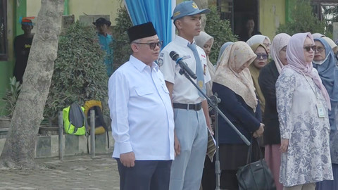Mendikdasmen Abdul Mu'ti mengikuti upacara saat kegiatan hari pertama sekolah di Aceh Tamiang, Senin (5/1/2026). Foto: Youtube/@KEMDIKDASMEN