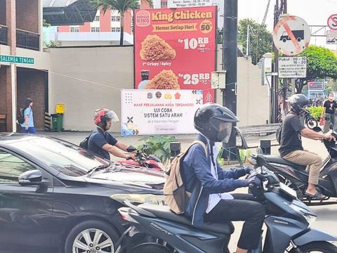 Spanduk Pemberitahuan Uji Coba Sistem Satu Arah Jalan Salemba Tengah, Jakarta, Senin (5/1/2026). Foto: Jeni Ritanti/kumparan
