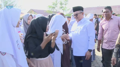 Mendikdasmen Abdul Mu'ti bersalaman dengan sejumah murid saat kegiatan hari pertama sekolah di Aceh Tamiang, Senin (5/1/2026). Foto: Youtube/@KEMDIKDASMEN