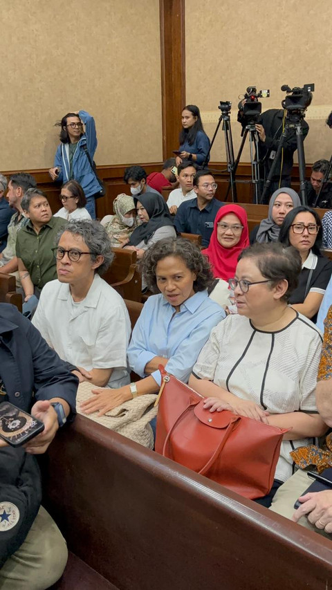 Sutradara Mira Lesmana menghadiri sidang pembacaan sidang dakwaan eks Mendikbudristek Nadiem Makarim di kasus dugaan korupsi pengadaan laptop Chromebook di PN Jakpus, Senin (5/1). Foto: Abid Raihan/kumparan