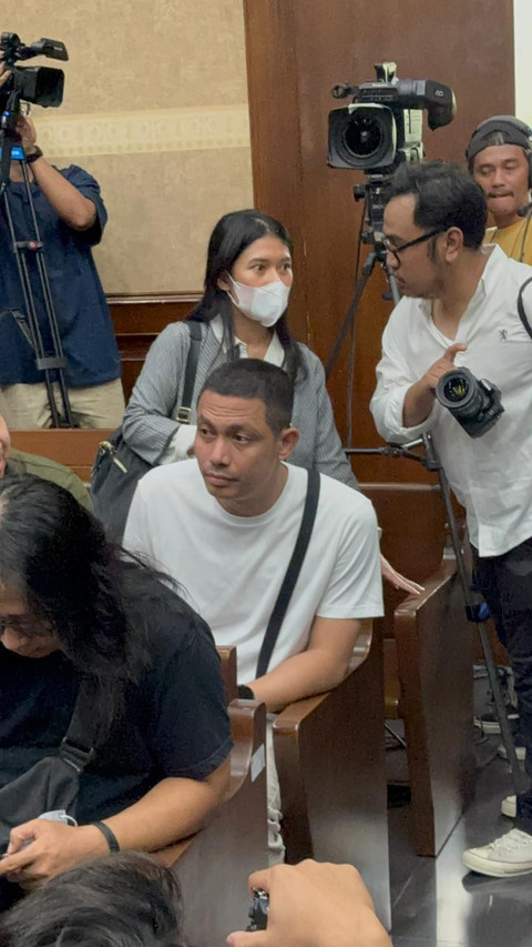 Influencer DJ Donny menghadiri sidang pembacaan sidang dakwaan eks Mendikbudristek Nadiem Makarim di kasus dugaan korupsi pengadaan laptop Chromebook di PN Jakpus, Senin (5/1). Foto: Abid Raihan/kumparan