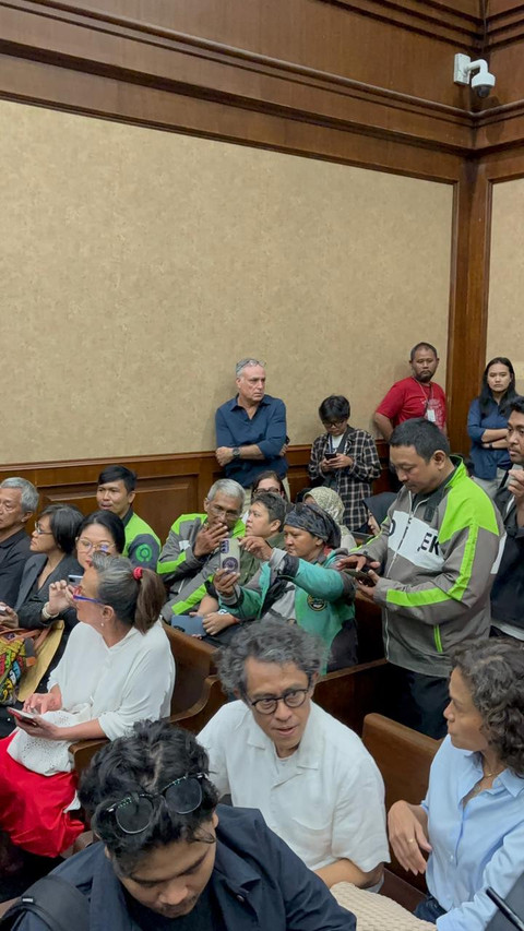 Sejumlah Ojol dari GoJek menghadiri sidang pembacaan sidang dakwaan eks Mendikbudristek Nadiem Makarim di kasus dugaan korupsi pengadaan laptop Chromebook di PN Jakpus, Senin (5/1). Foto: Abid Raihan/kumparan