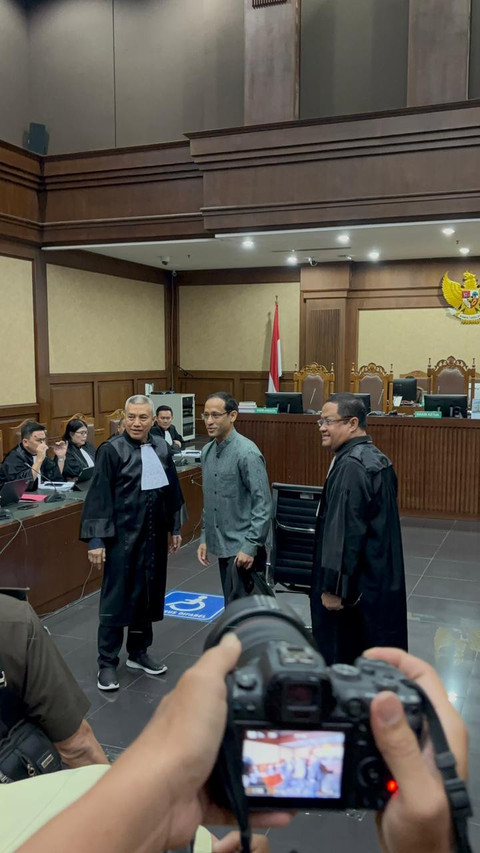 Eks Mendikbudristek Nadiem Makarim menghadiri sidang pembacaan dakwaan dirinya dalam kasus dugaan korupsi pengadaan laptop Chromebook di PN Jakpus pada Senin (5/1). Foto: Abid Raihan/kumparan
